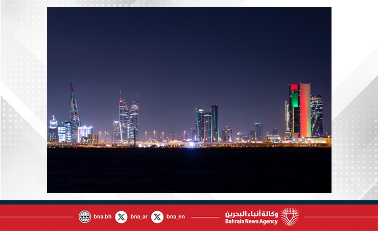 مباني مملكة البحرين تتزين بألوان العلم العماني احتفاء باليوم الوطني لسلطنة عمان الشقيقة